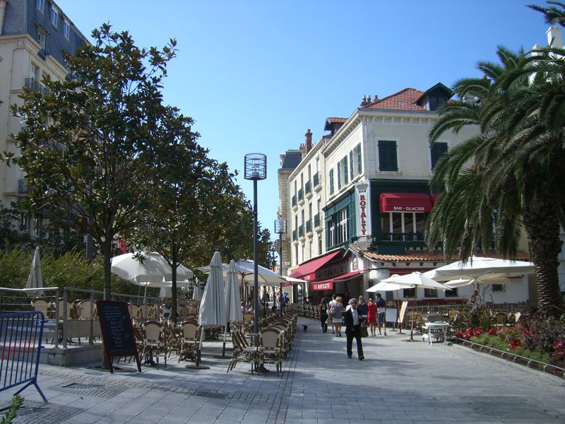 ملف:Pedestrian street in Biarritz.jpg