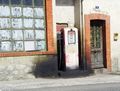 Antique fuel pump in Quillan, فرنسا.