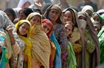 نساء پاكستانيات يصطفون للحصول على أكياس الدقيق التي توزعها الحكومة الپاكستانية بمناسبة شهر رمضان، 22 أغسطس 2009.