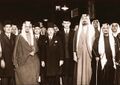 من اليمين : الشيخ فوزان السابق ، الشيخ عجيل الياور الجربا ، السيد عبدالقادر الكيلاني ، السيد تيمور باشا ، الملك فيصل بن عبدالعزيز آل سعود في مؤتمر القاهرة عام 1938.