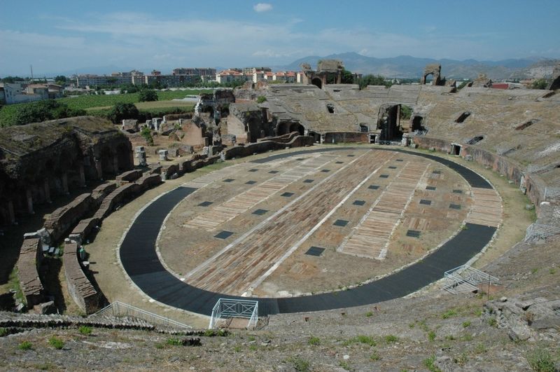 ملف:Amphitheater santa maria capua vetere.jpg