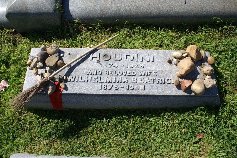 ملف:Harry Houdini Grave Marker 8-2008.jpg