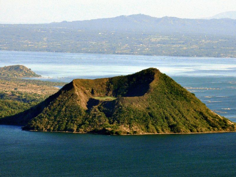 ملف:Volcanic Cone in Taal Lake in the Philippines - 2010-05-15.jpg