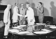 أعضاء بعثة مجلس الوزراء للهند 1946 يلتقون محمد علي جناح. في أقصى اليسار لورد پثيك-لورنس؛ في أقصى اليمين، سير ستافورد كريپس.