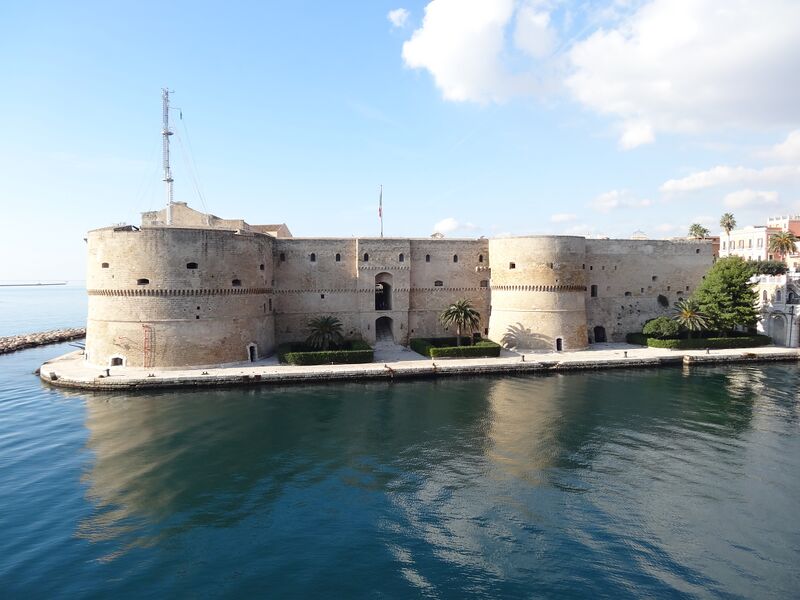 ملف:Castello Aragonese(Taranto).JPG