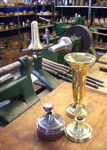 ملف:Metal spinning brass vase.jpg