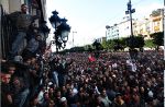 المتظاهرون يستلقون أعمدة الاضاءاة بالقرب من الداخلية التونسية في أقوى مظاهرات تشهدها تونس منذ تولي بن علي الحكم.