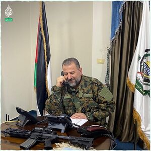 نائب رئيس المكتب السياسي لحركة حماس صالح العاروري يظهر مرتدياً بدلته العسكرية وأمامه سلاحه، بعد تهديدات بنيامين نتنياهو بإغتياله (27 أغسطس 2023)