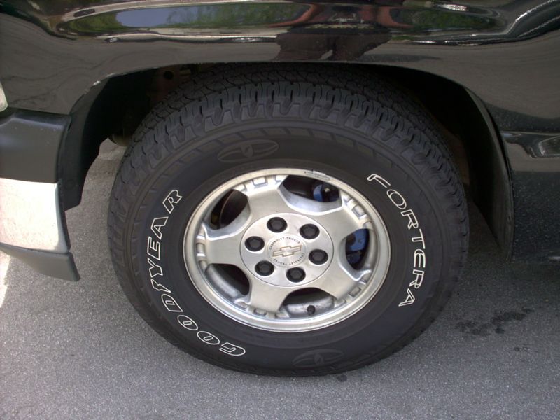 ملف:A Goodyear Fortera Silent Armor Tire with raised white letters.JPG