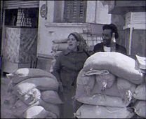 خندق لتوزيع الغذاء على المحاربين تشارك فيه نساء السويس