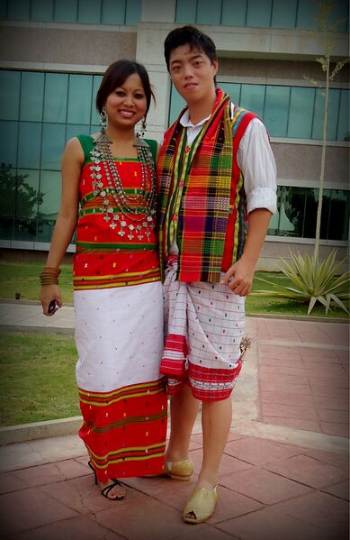 ملف:Traditional dress of Tripura.jpg