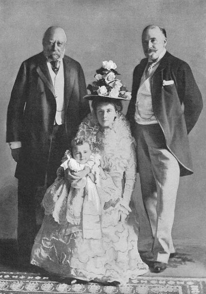 ملف:FitzGeorge Family Four Generations Portrait 1900.jpg