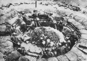مربض مدفع رشاش للجيش الثوري الوطني في شانغهاي. لاحظ المدفع M35 الألماني الذي كان يستخدمه جنود ج.ث.و.