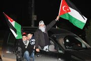 مؤيدون لغزة في تركيا يرفعون أعلام فلسطين مع الهلال التركي.