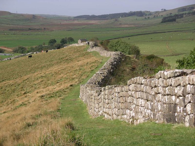 ملف:Hadrian's wall at Greenhead Lough.jpg