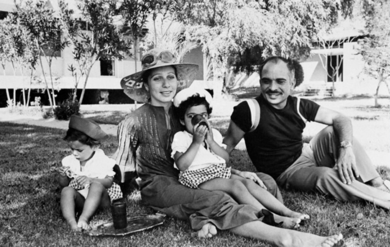 ملف:King Hussein and Queen Alia with children, 1974.png