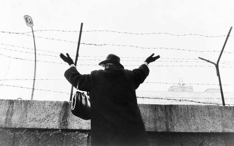 ملف:Winken ueber die Berliner Mauer.jpg