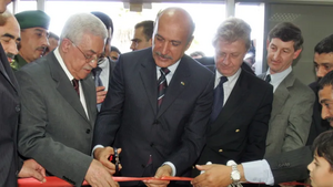 الرئيس الفلسطيني محمود عباس (يسار) ومدير المخابرات المصرية عمر سليمان (وسط) والمبعوث الأوروبي مارك أوتي (يمين)، خلال افتتاح معبر رفح بعد اتفاقية المعابر (25 نوفمبر 2005)