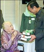 گوردون ورئيس الوزراء الماليزي مهاتير محمد احتفالاً بنشر كتابها: انتشار الإسلام في الأرخبيل الإندونيسي الماليزي، 2001.