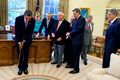 الرئيس باراك اوباما يلعب الگولف في المكتب البيضاوي مع السناتورات وأعضاء مجلس الشيوخ، تقاليد ترجع إلى فترة ولاية ليندون جونسون