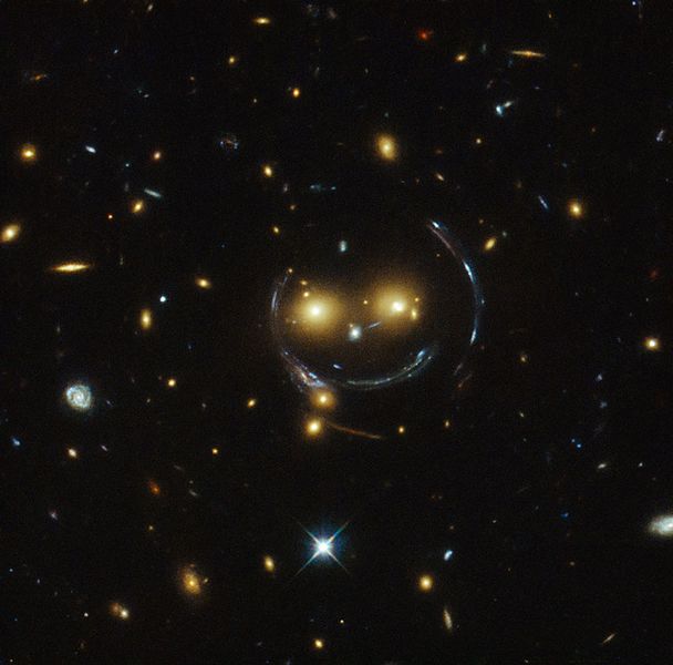 ملف:HST-Smiling-GalaxyClusterSDSS-J1038+4849-20150210.jpg