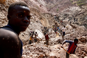 عمال يعملون في منجم للكولتان قرب بلدة روبايا في شرق الكونغو اغسطس 2019