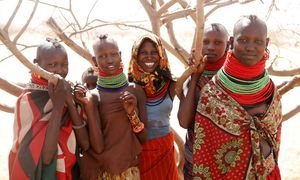 فتيات إفريقيات بالزي التقليدي قرب بحيرة توركانا، شمال غرب كينيا.
