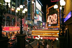 42nd Street، في Broadway Theatre District