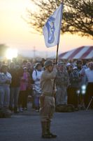 أحد أفراد الجيش الأمريكي يرفع علم "قتال الأوغاد في بتان" أثناء مراسم افتاح نصب مسيرة الموت في بتان.