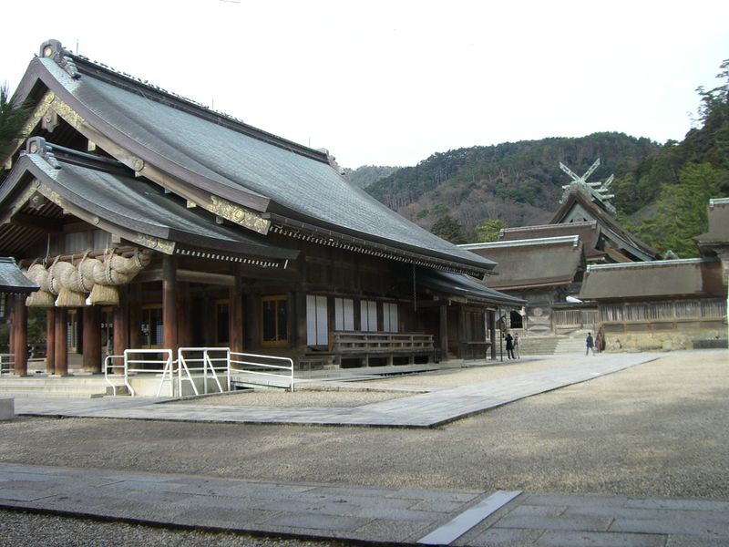 ملف:Izumo-shrine Haiden Honden.jpg