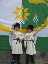 أطفال يلوحون بأعلام أبخازية صغيرة