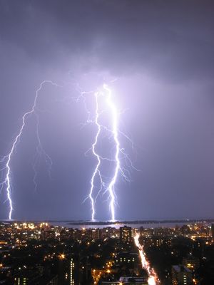 يسمى البرق الكهربائية شحناتها العاصفة تفرغ عندما يحدث وميض قمة البرق وميض