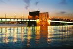 جسر ألكسندر نڤسكي في سانت پطرسبورگ أثناء الليل الأبيض.