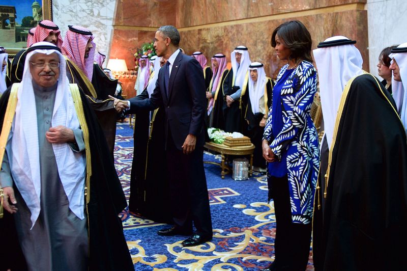 ملف:President and First Lady Obama, With Saudi King Salman, Shake Hands With Members of the Saudi Royal Family.jpg