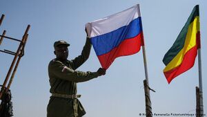 جندي مالي يرفع العلم الروسي.