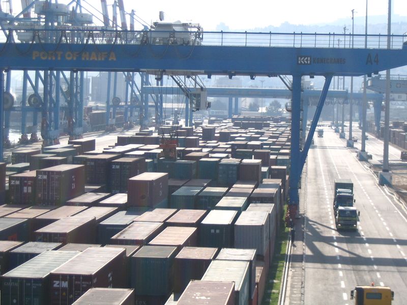 ملف:Containers in Port of Haifa.jpg