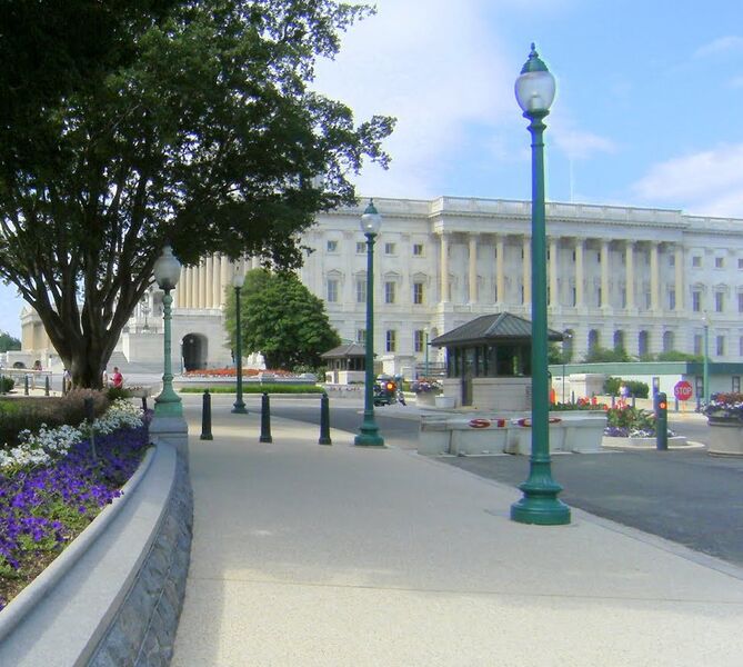 ملف:North Barricade (Flowers near the Capitol - panoramio (2) (cropped)).jpg