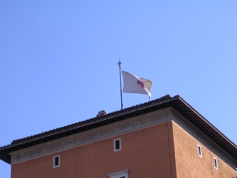 ملف:Flag of the Order of the Holy Sepulchre over the Palazzo della Rovere.jpg