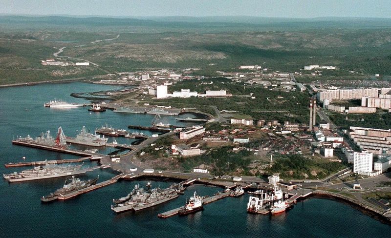 ملف:An aerial view of the Russian Navy base in Severomorsk, Russia, in 2000.jpg