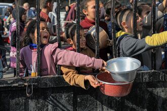 أطفال ينتظرون الحصول على حصص غذائية، قطاع غزة، فبراير 2024.jpg