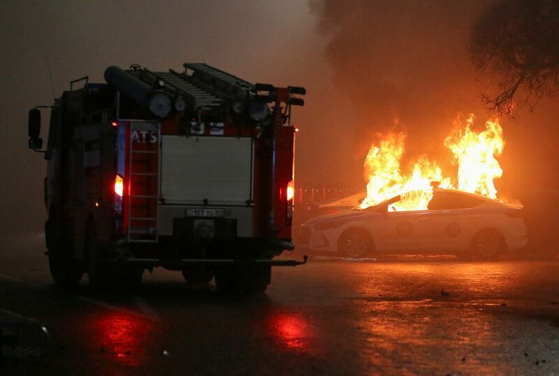 ملف:المتظاهرون القزخ يعلون النيران في إحدى سيارات الشرطة، 4 يناير 2022.jpg