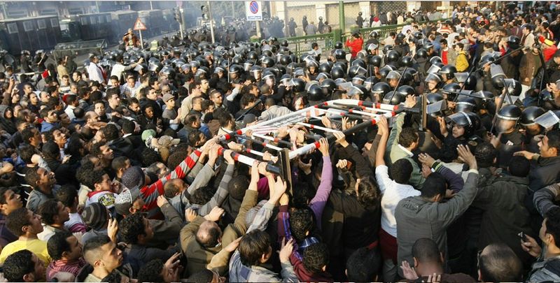 ملف:مواجهات بين الأمن والمتظاهرين في ميدان التحرير 25 يناير 2011.jpg
