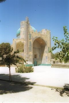 أطلال مسجد سابز ("المسجد الأخضر")، سمي بهذا الاسم للون قبته (في يوليو 2001).