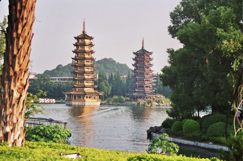 ملف:Pagodas en el lago Shanhu guilin.jpg