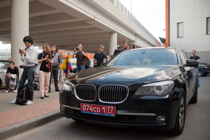 ملف:Edward Joseph Snowden - Arrival at Sheremetyevo International Airport 03.jpg