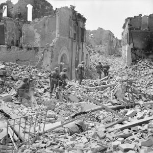 The British Army in Italy 1945 NA24308.jpg