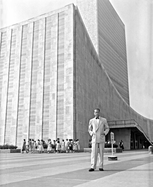 ملف:Dag Hammarskjold outside the UN building.jpg