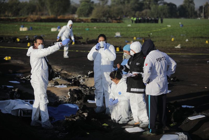 ملف:Forensic doctors work at the scene of the pipeline explosion January 19.jpg