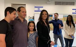 آيلت شاكد، زعيمة حزب يمينا، مع عائلتها أثناء الإدلاء بصوتها في تل أبيب، 17 سبتمبر 2019.