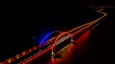 جسر القرم في الليل.